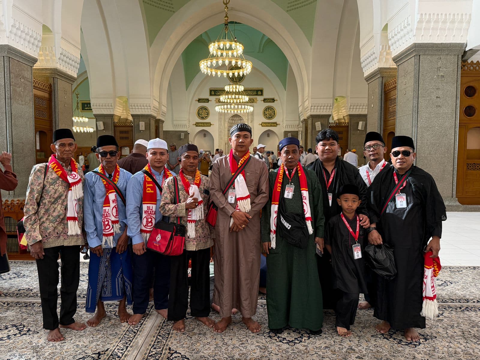 Jamaah laki-laki foto bersama