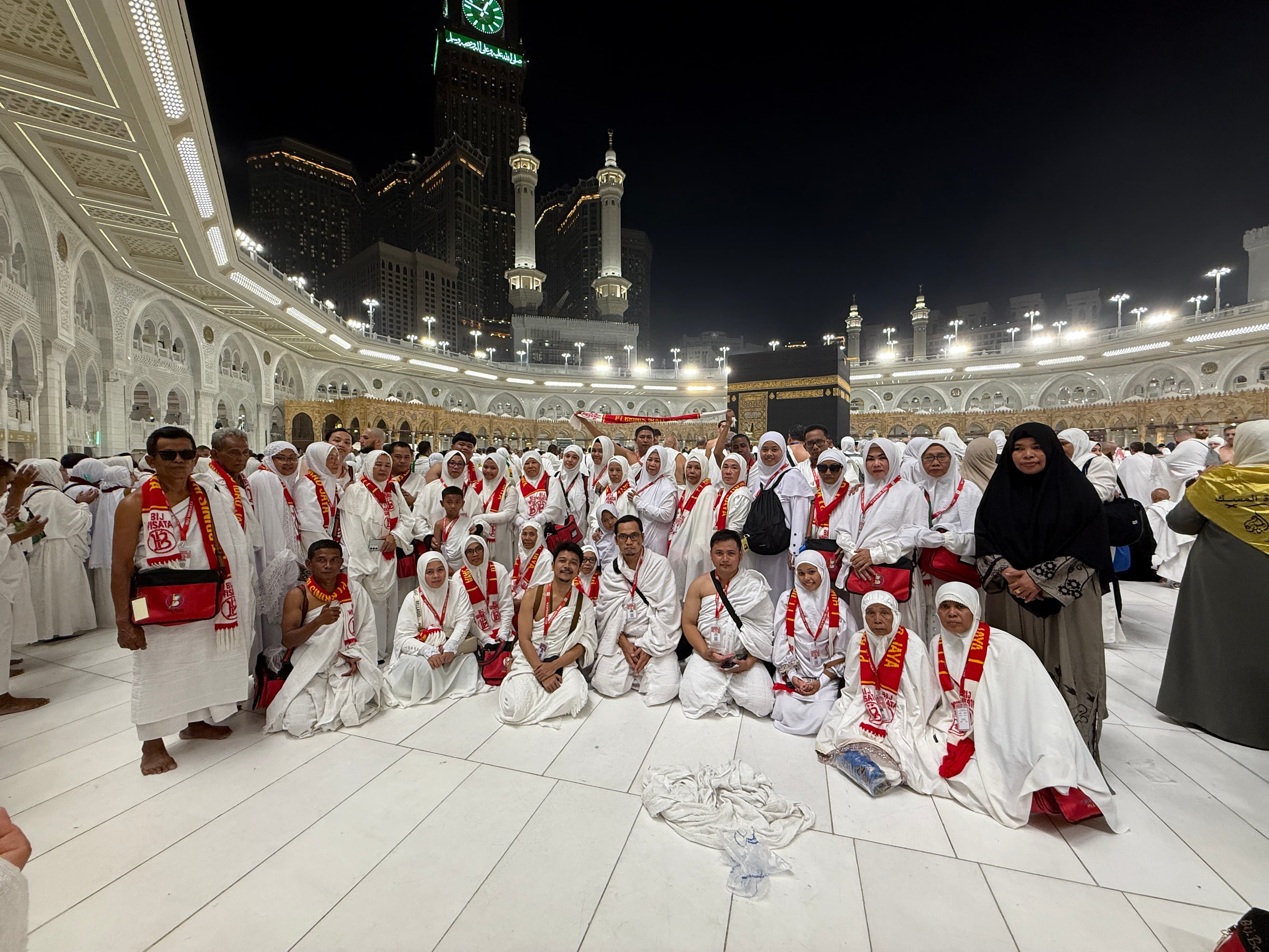 Jamaah umrah di depan Masjidil Haram